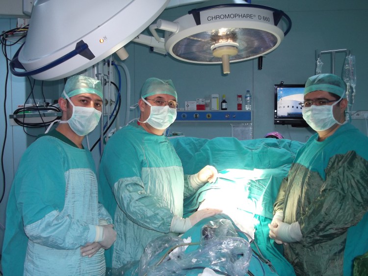 Dr. A. Feridun Işık and his team perform cytoreductive surgery and the HITHOC (HIPEC) procedure