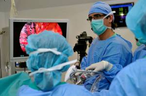 Dr. Gonzalez Rivas demonstrates uniportal VATS