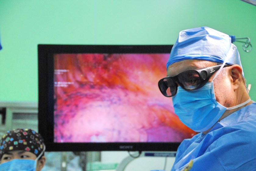 Dr. Jiang Gening  (Shanghai Pulmonary Hospital) performs dual port thoracoscopy using a 3D monitor